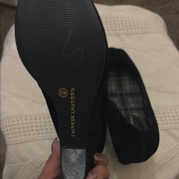 Black Wedge Shoes with Peep Toe and Elegant Design - Picture 4 of 6